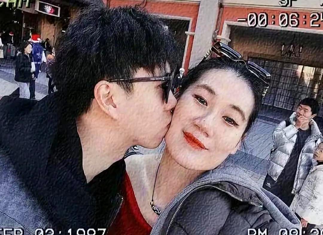 一看到这消息，评论区就炸锅了！原本平淡的新闻突然变得温馨又甜到炸，简直是“好事藏