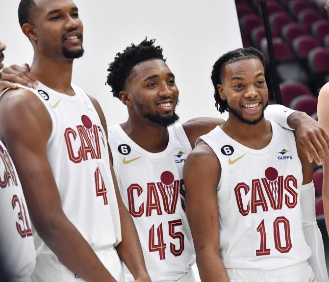 作为前NBA最佳防守球员，骑士队的中锋莫布里得分和进攻并不是他所擅长的，虽然他也