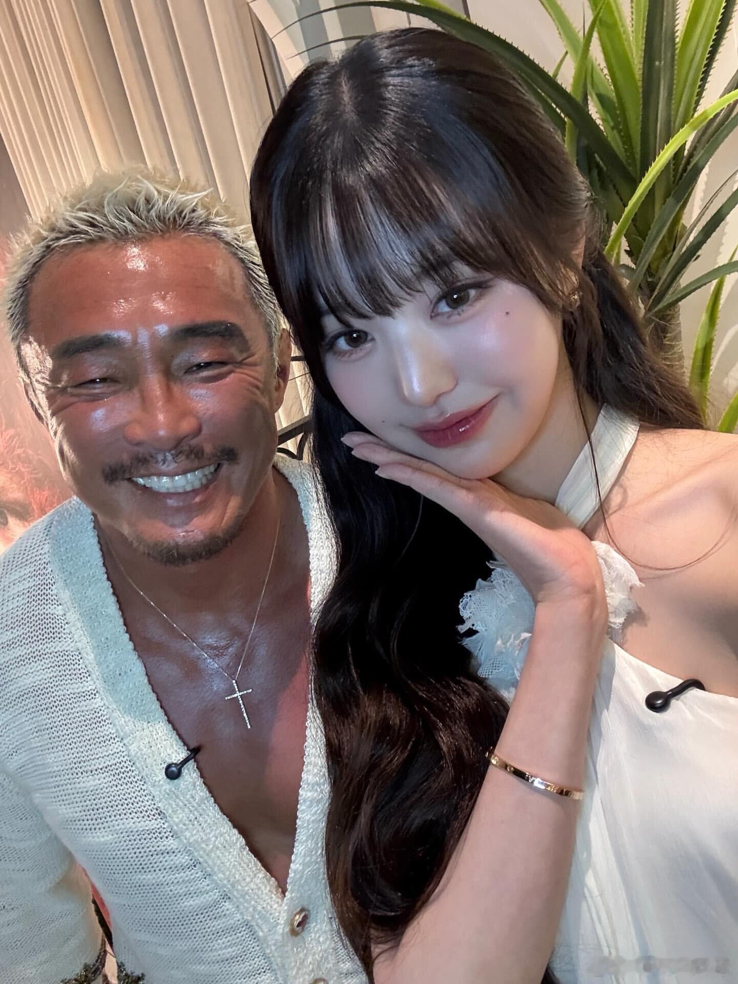 张元英咋这么可爱啊！我和我女神合照就秋成勋这样哈哈哈​​​