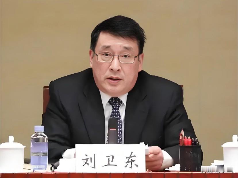 最近59岁的刘卫东又上了热搜，他是1966年出生的湖北秭归人，1988年从武