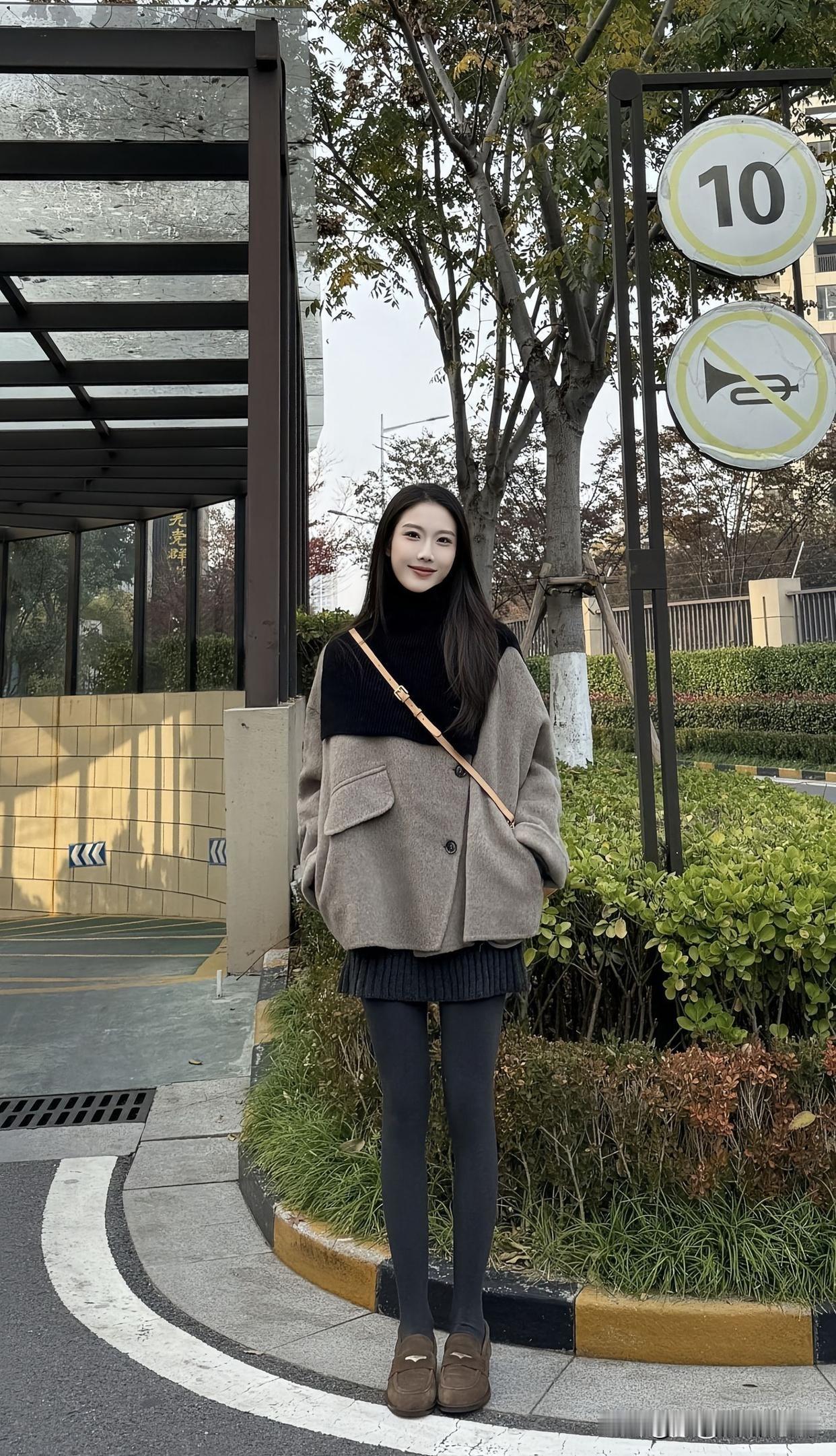 秋日用温暖毛衣搭配黑色紧身裤出街，简直是简单又时髦的选择。不过除了毛衣配紧身裤