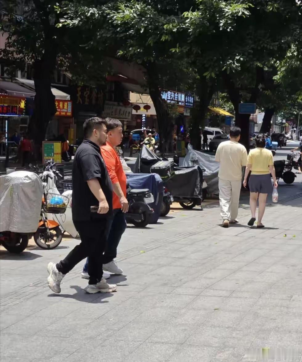 70岁王晶现身广东品尝美食，身材臃肿肚子大，长相二十年不显老态​​​