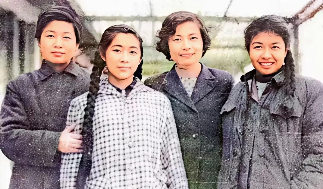 1961年，深圳。四位红二代在罗湖桥头留下了一张让人过目难忘的照片，罕见，珍贵，