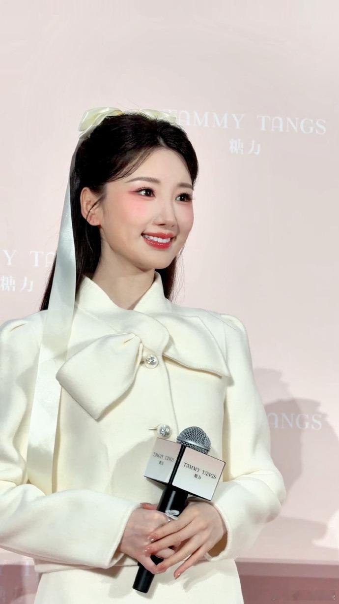 毛晓彤豪门千金感毛晓彤蝴蝶结发带毛晓彤蝴蝶结发带搭配了纯白色的套装，真的是好美