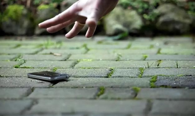 广西来宾，2名初三男生趁教室没人，偷拿走一男同学藏在课桌里的手机，200块把手机