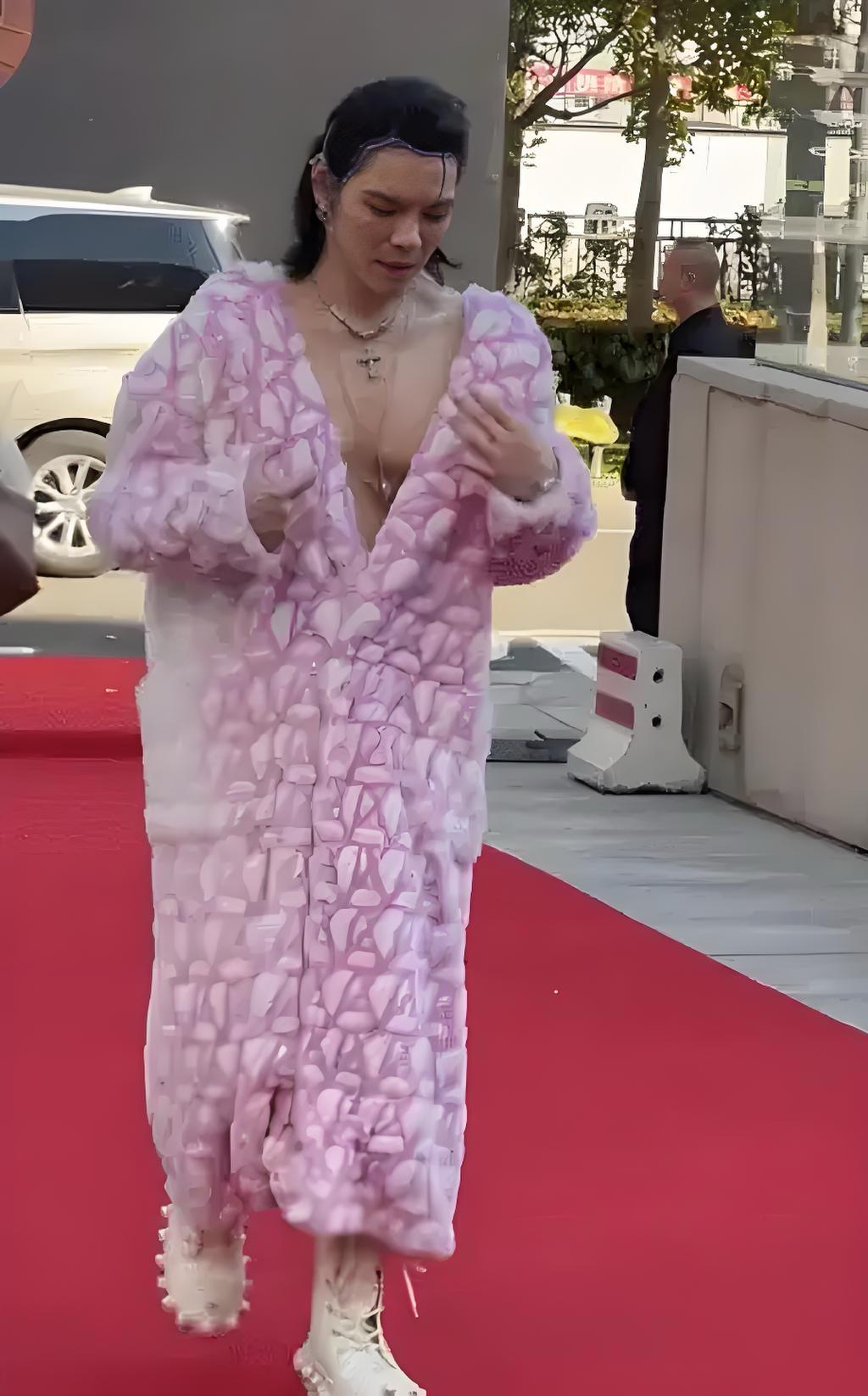 向佐红毯现场脱裙子搜狐时尚盛典红毯最大话题！向佐这套双面礼服太敢了——正面裙