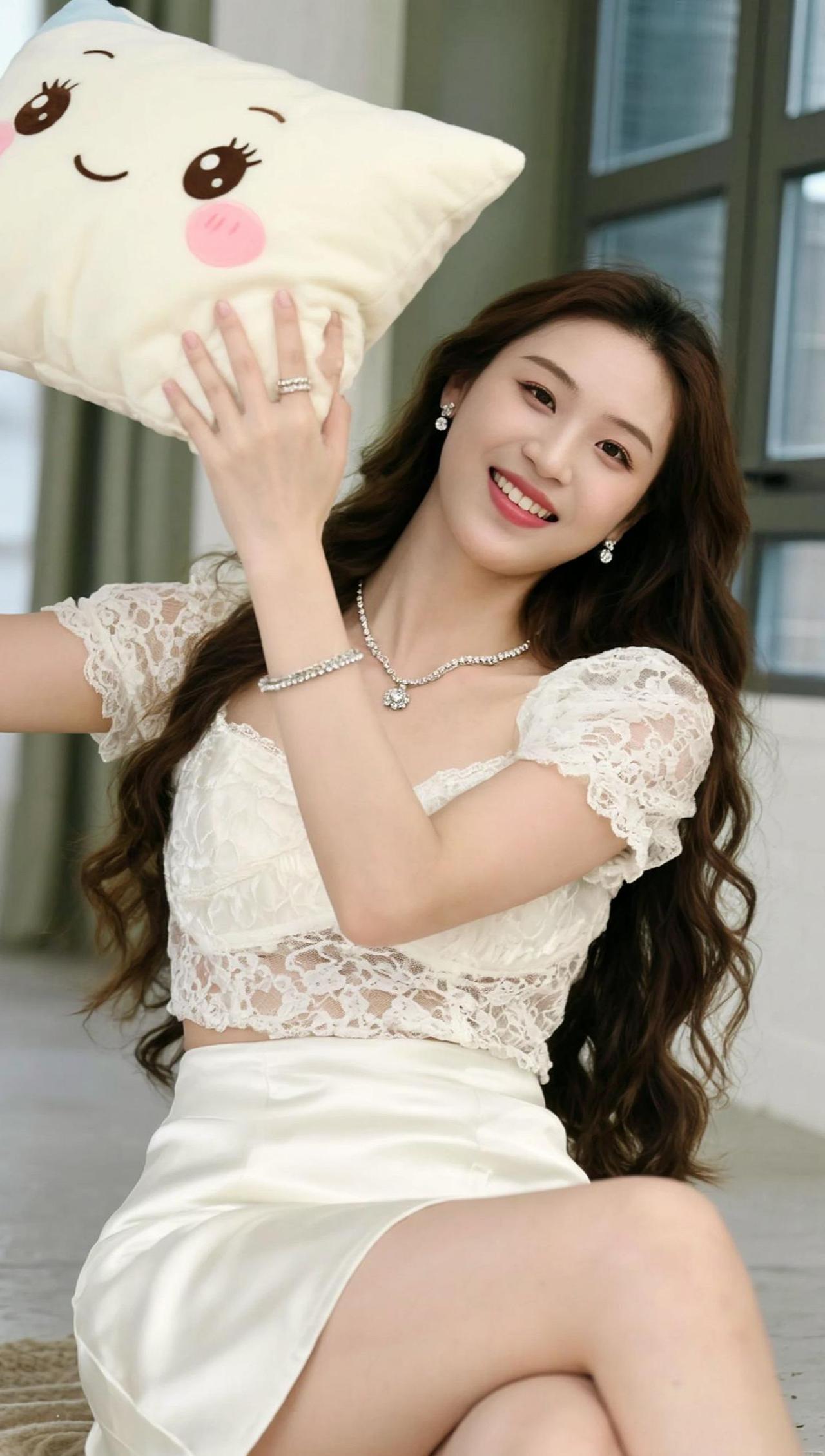 在这片柔和的光影中，她仿佛是故事里的女主角，手捧着一个温暖的拥抱，眼神中透着温柔