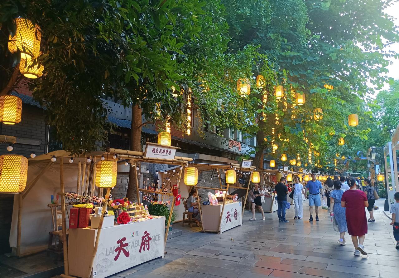 在成都待了几天，我承认我之前小看它了去年我在成都住了小半个月。不是旅游，是那种