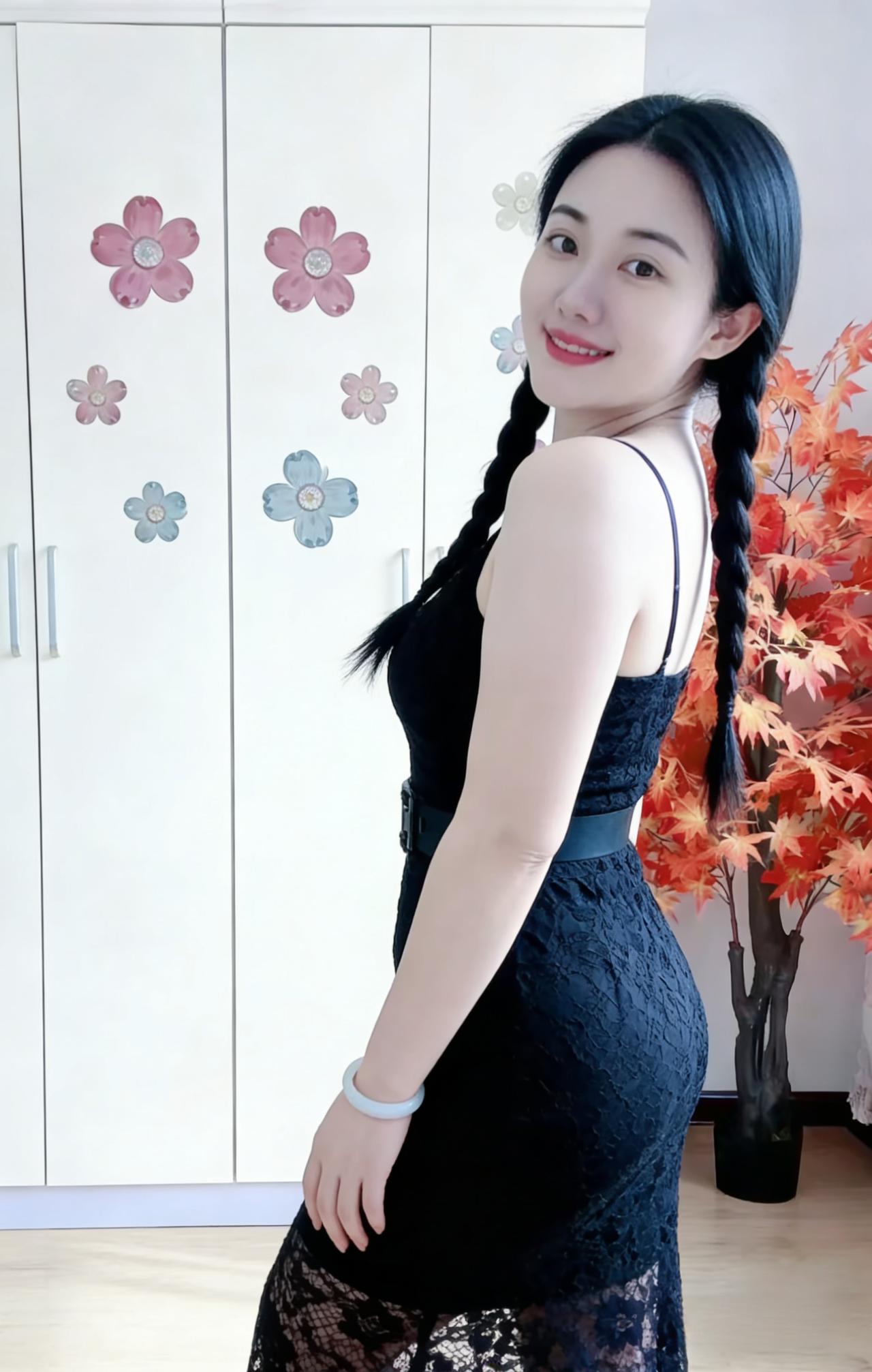 衣柜的花贴在墙上，那是未谢的春色她站在其间，黑蕾丝裙是夜的褶皱双麻花辫垂下来