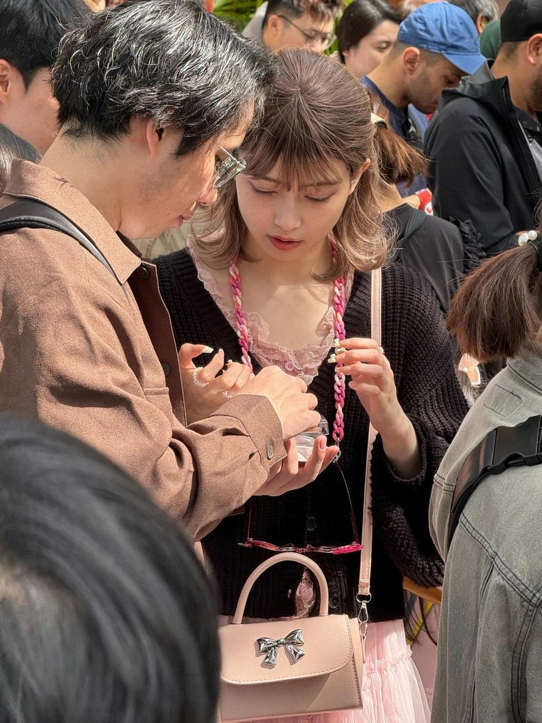 被边排队边做美甲惊艳到了这也行？[捂脸哭]女生们的时间管理能力实在是太强大了[求