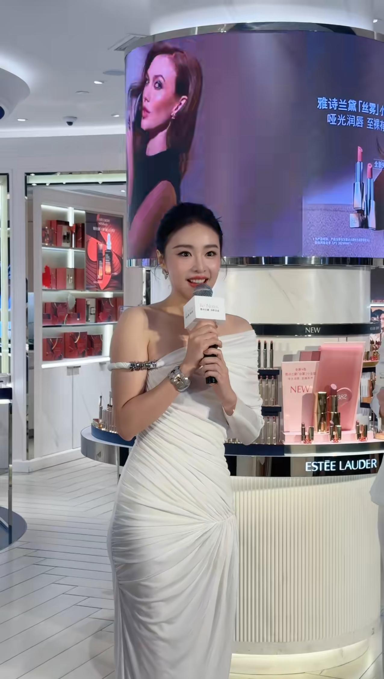 什么叫“红气养人”，高叶红了之后整个气质都变了，也越来越好看了。