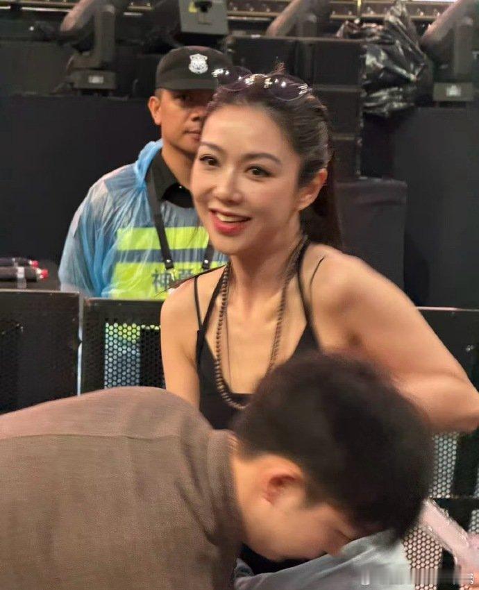 薛凯琪来南宁看蔡依林演唱会抛开工作享受闲暇，薛凯琪休闲看演唱会，状态松弛又惬意