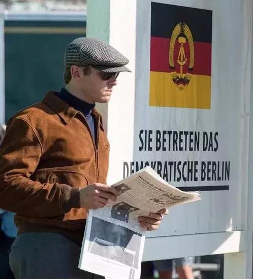 两德统一后，五十万东德人排队走进档案馆。他们申请查阅一份特殊的档案——记录自己被