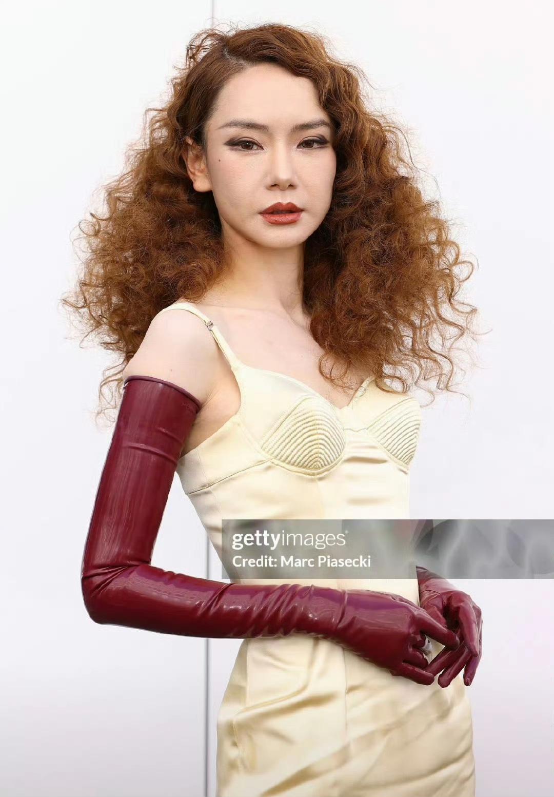 戚薇明明是个又瘦又白的大美女，怎么到了法国时装周，就被打扮成这样？毛躁的卷发，