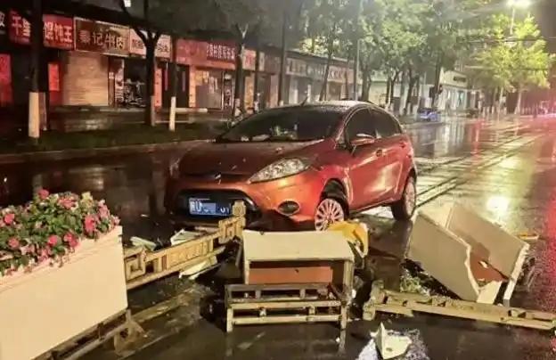撞坏一段护栏，对方开口就要一万多。投诉之后，赔偿金不但没减，反而又涨了六百多，自