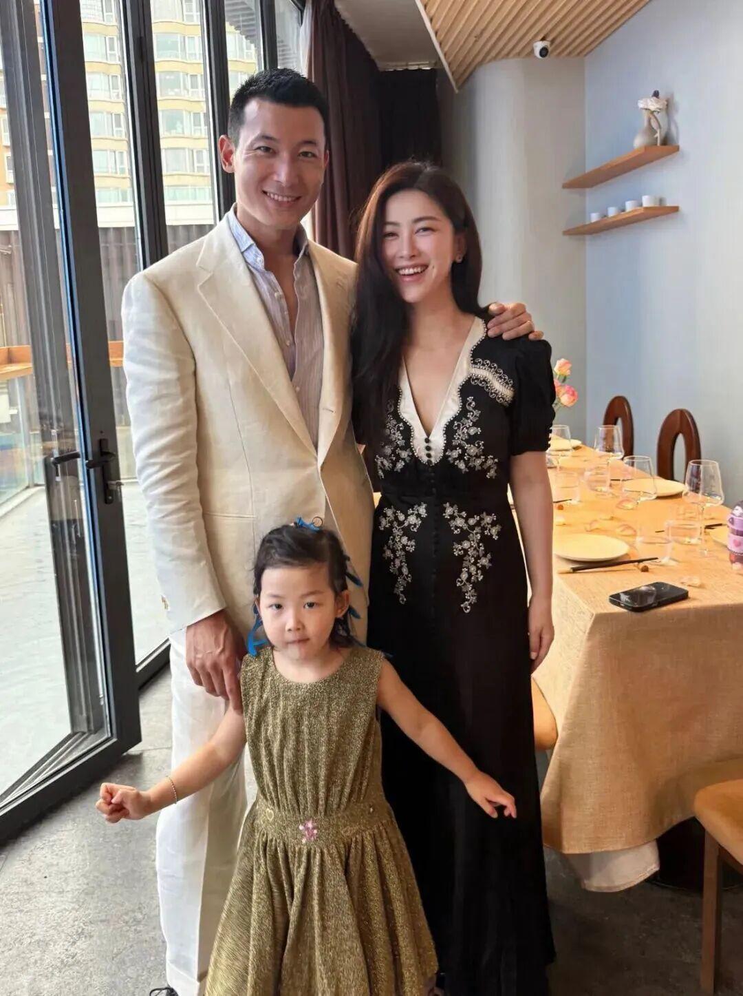 朱珠一家三口照片，女儿可爱，老公身高挺拔是个大帅哥！