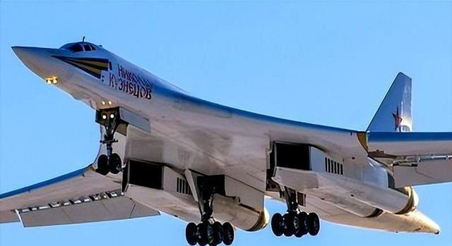 我跟你说个事儿，你可能不信。那架白天鹅，图-160，一个冷战时期的老家伙，现在摆