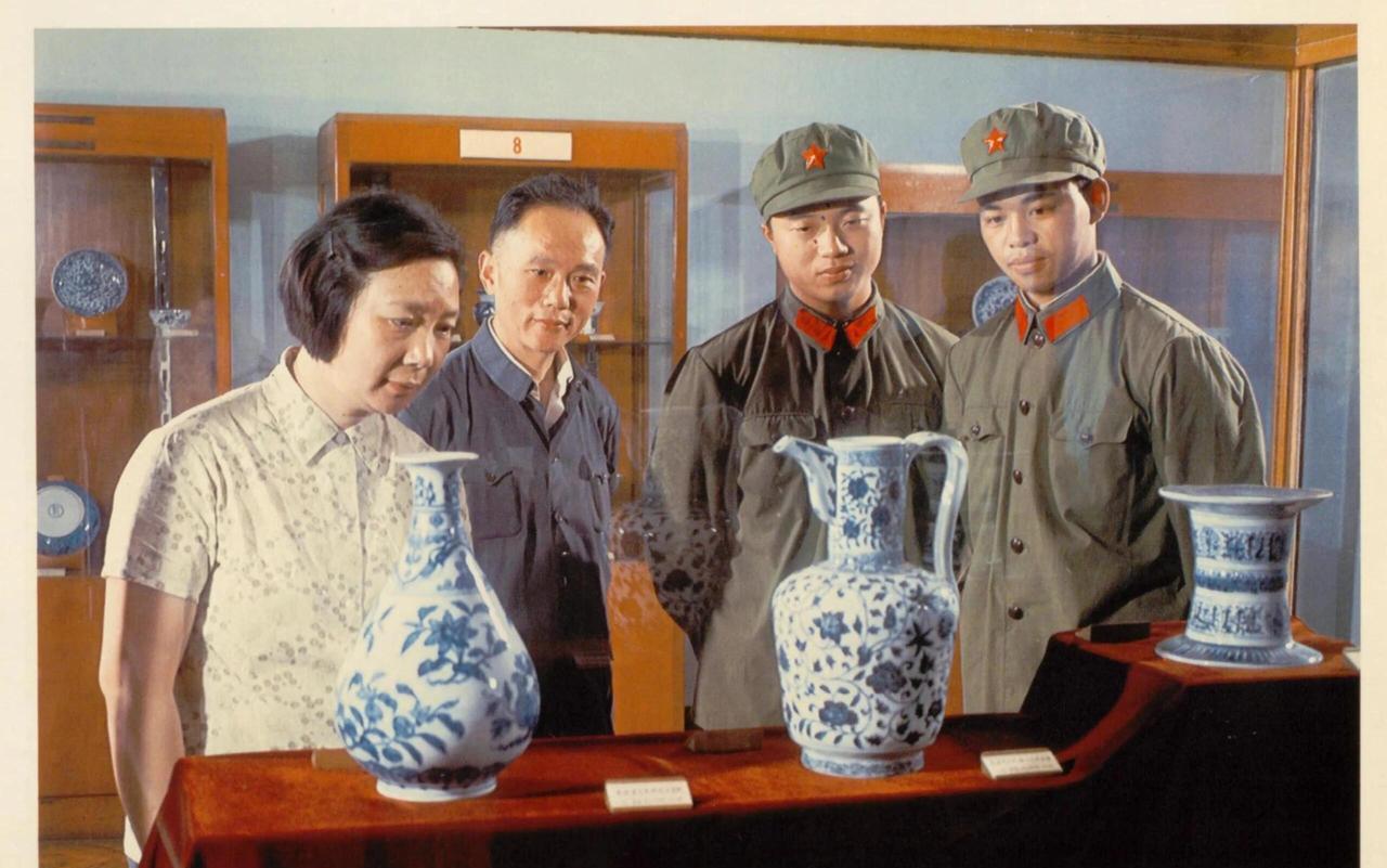 【珍贵的老照片】上世纪60-70年代，人们在博物馆看展的样子。众所周知，那时候公