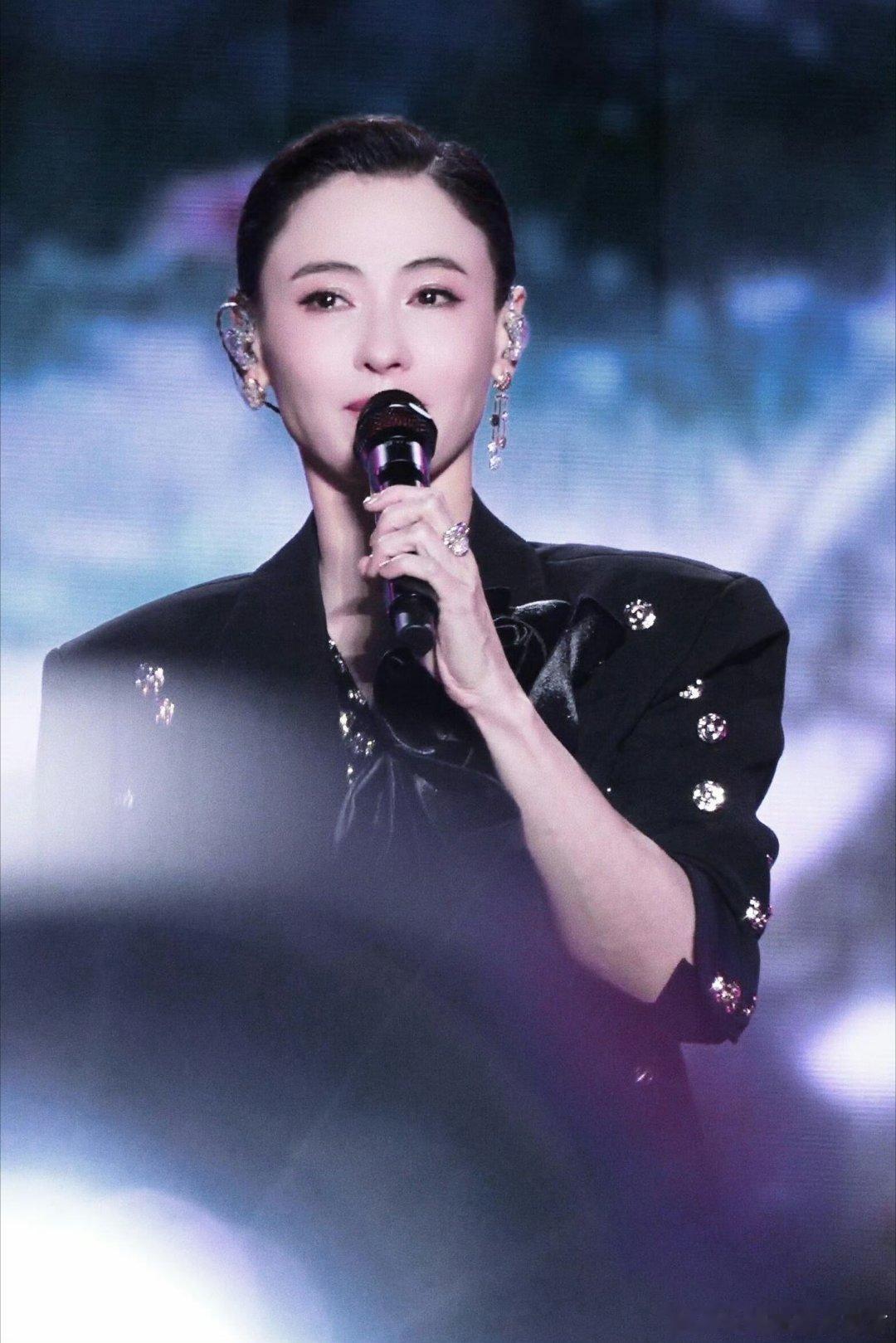 张柏芝新歌张柏芝加盟华纳后首张单曲张柏芝录制新歌幕后专注打磨，用心发声！华纳签约