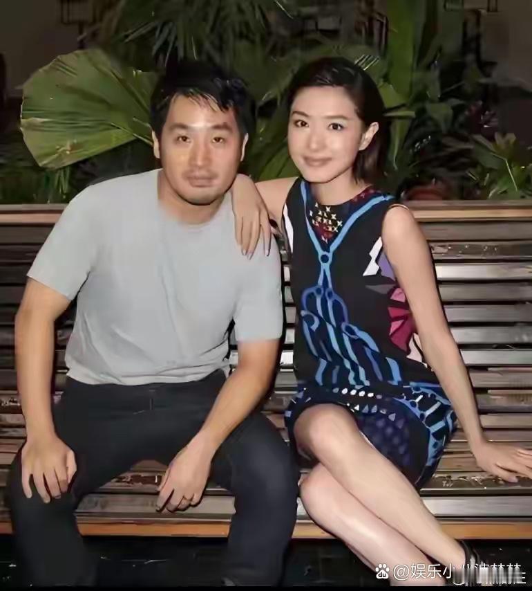 万茜与丈夫徐洪涛的合影，丈夫圈外人，比万茜大10岁