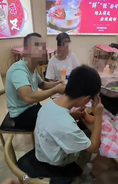 武汉一火锅店老板，当着满店客人的面，扑通跪下了。不是求饶，不是促销，而是求一桌聪