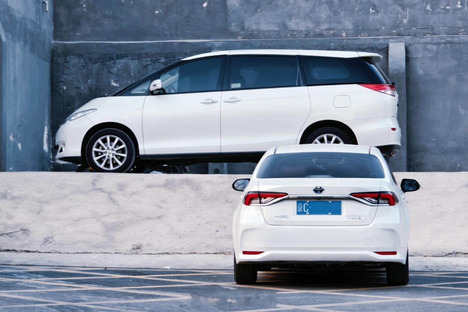 咋样，挺有霓虹味儿吧？其实是昨天在香山脚下随手拍的丰田普瑞维亚经典老车MPV