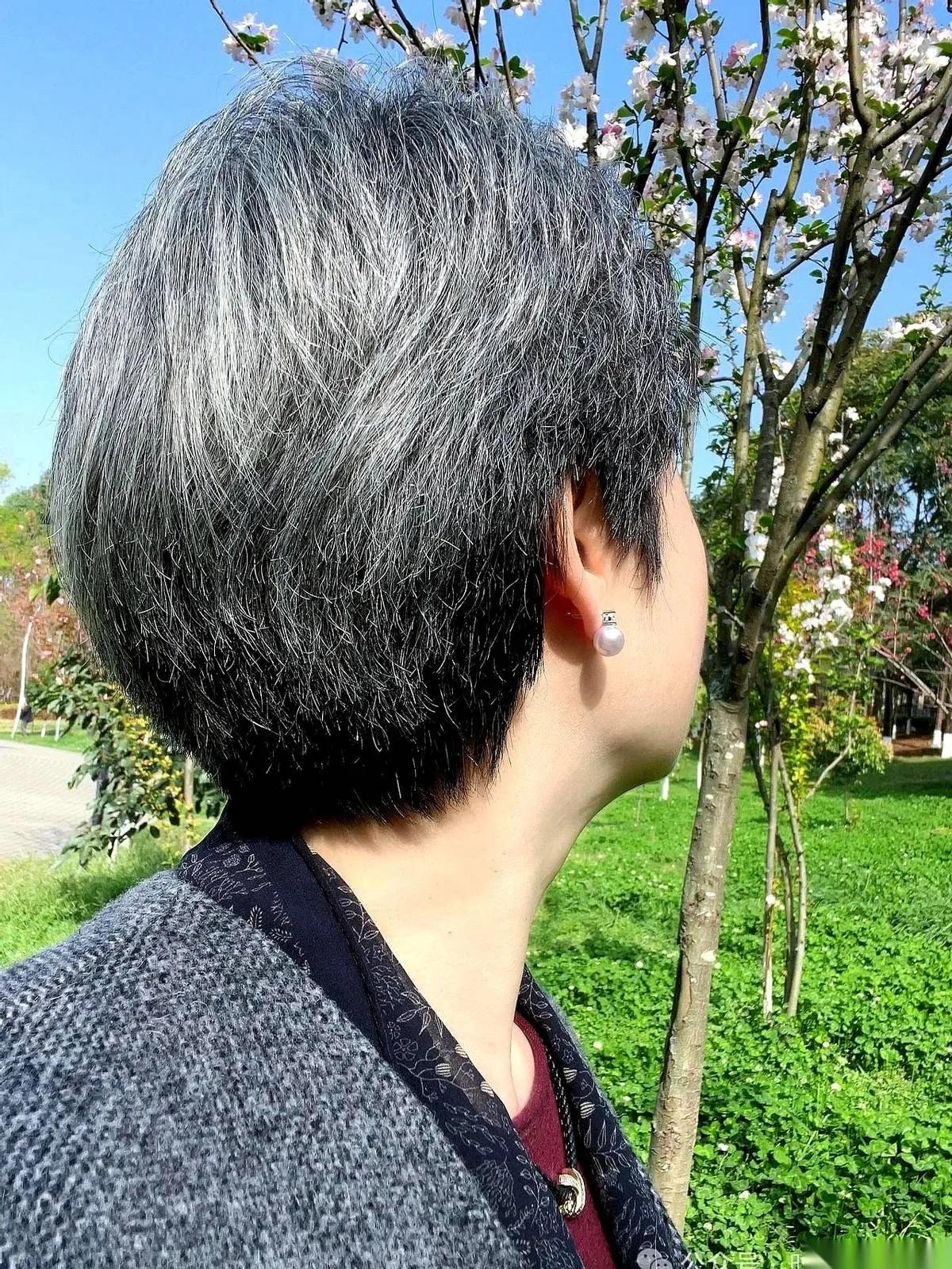 老太太活得通透。老太，96岁，退休金12000，4个子女。每天，4个孩子轮流上