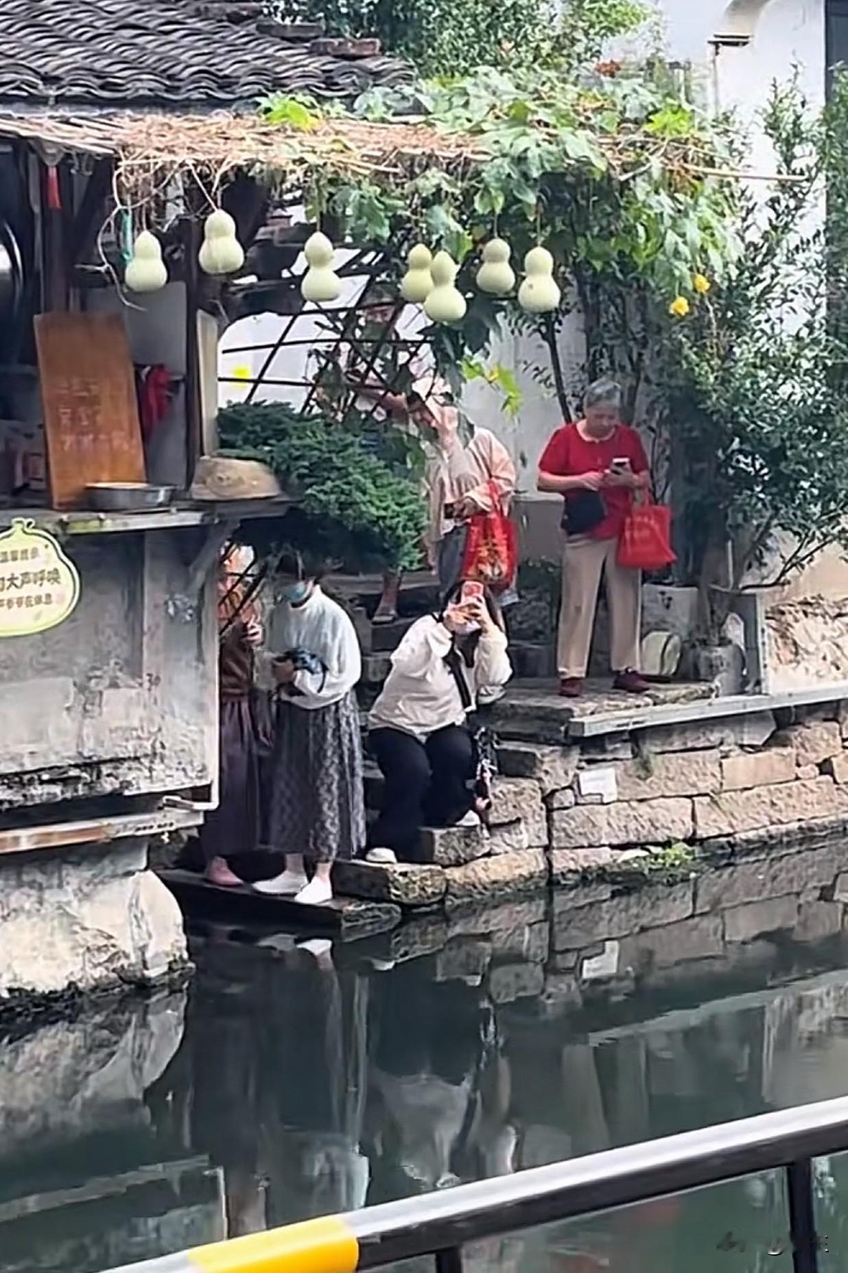 葫芦挂回的第二天，没有遇到冷，依然是很多人过来打卡。看现场打卡的人，不止是有年轻