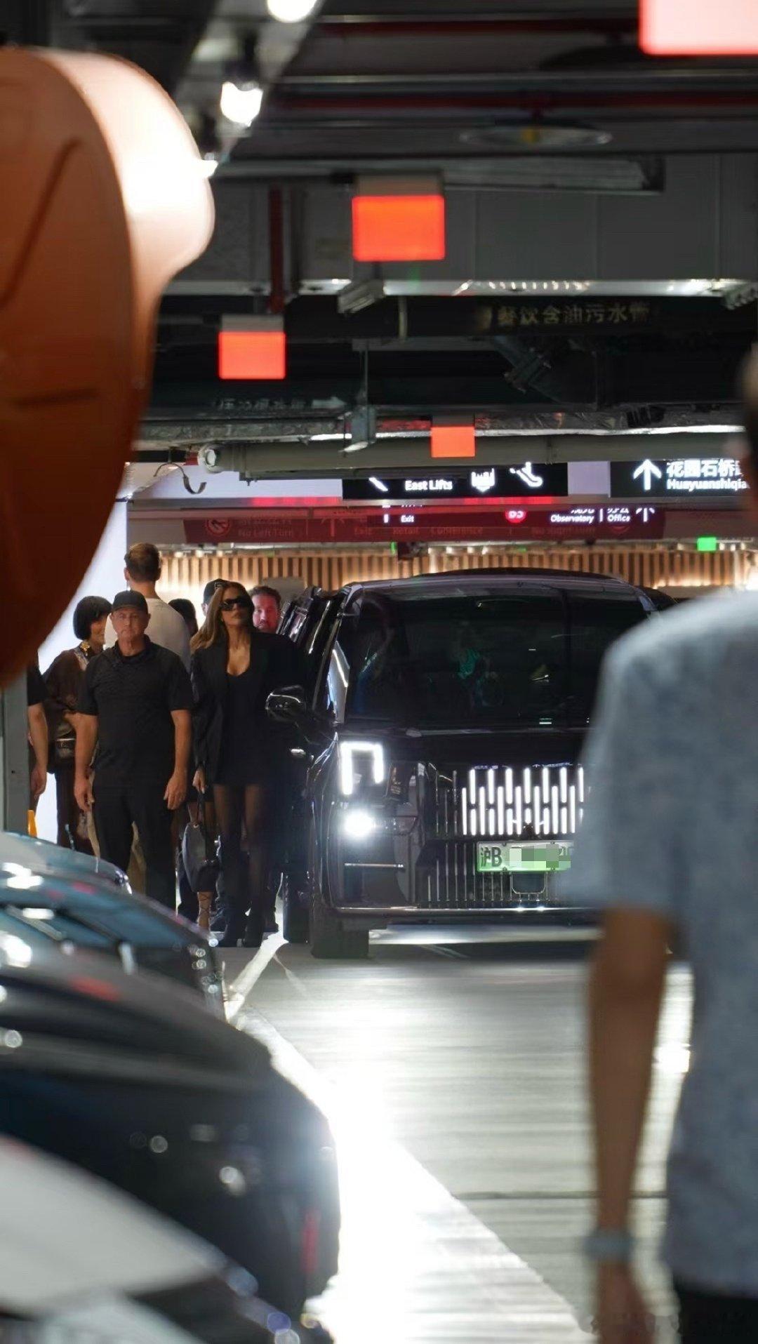 卡戴珊家族来中国不坐斯宾特了，入乡随俗选了极氪009除了香港名人圈，内地老板现在也很认极氪009，逻