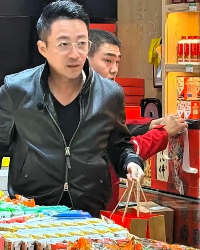 汪小菲购物风波疑云,背后到底是什么。西小米开始觉得,汪小菲是在炒作吧,为了流量