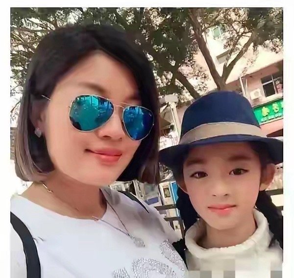 现在娱乐圈还真是没点背景进不去[捂脸哭]黄杨钿甜妈妈在她出道前日常就戴梵克雅宝的满