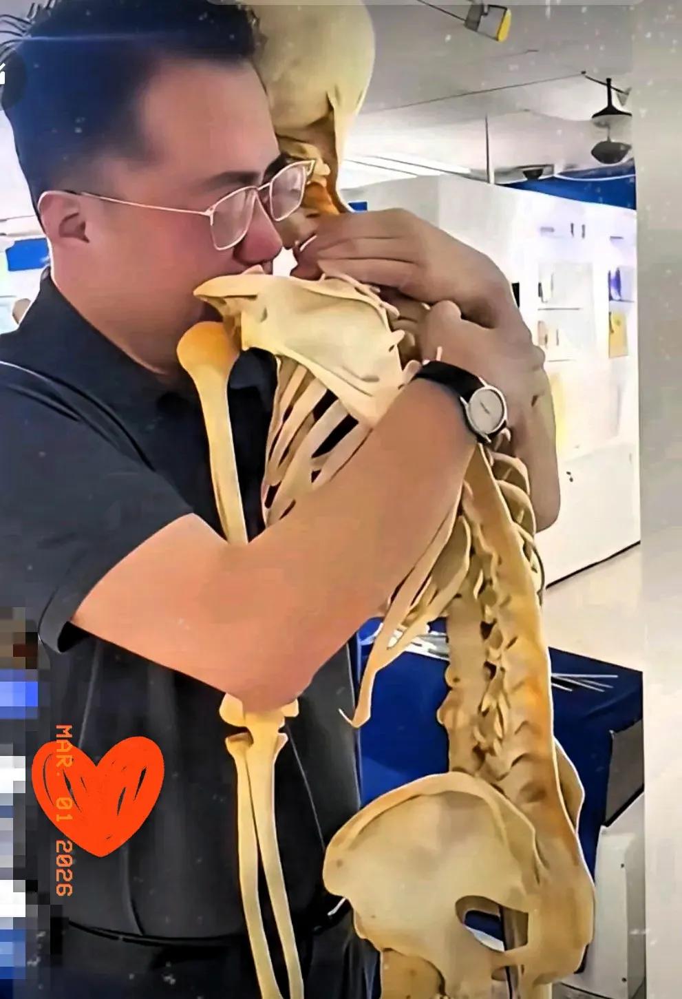 真的看哭了！一位中年男子抱着一具遗体失声痛哭，这是我们最尊敬的大体老师。原来