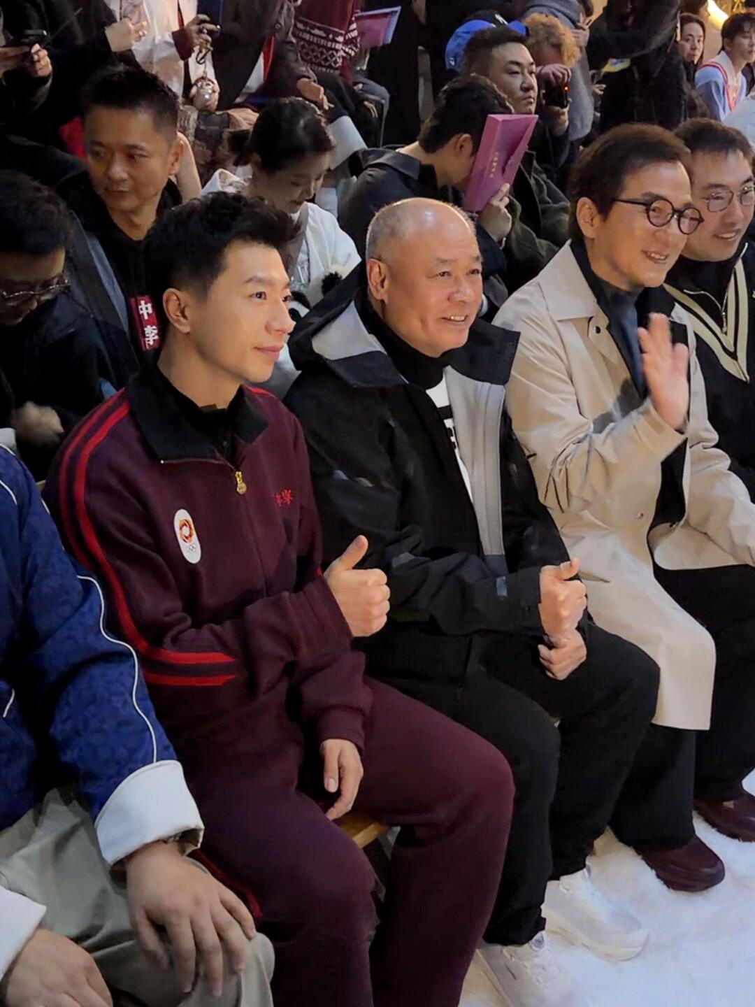 马龙和成龙是李宁活动的左膀右臂，俩龙太风光了，真的秀出人气！马龙的鼻子挺拔有型