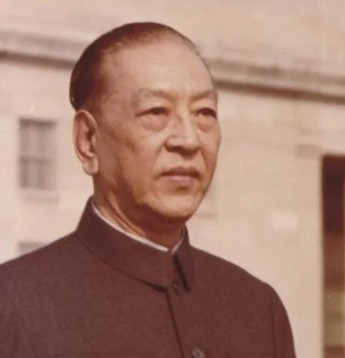 他是外交部原部长，却在一次媒体采访中回答失误，逝世后，被组织埋葬于八宝山！香港