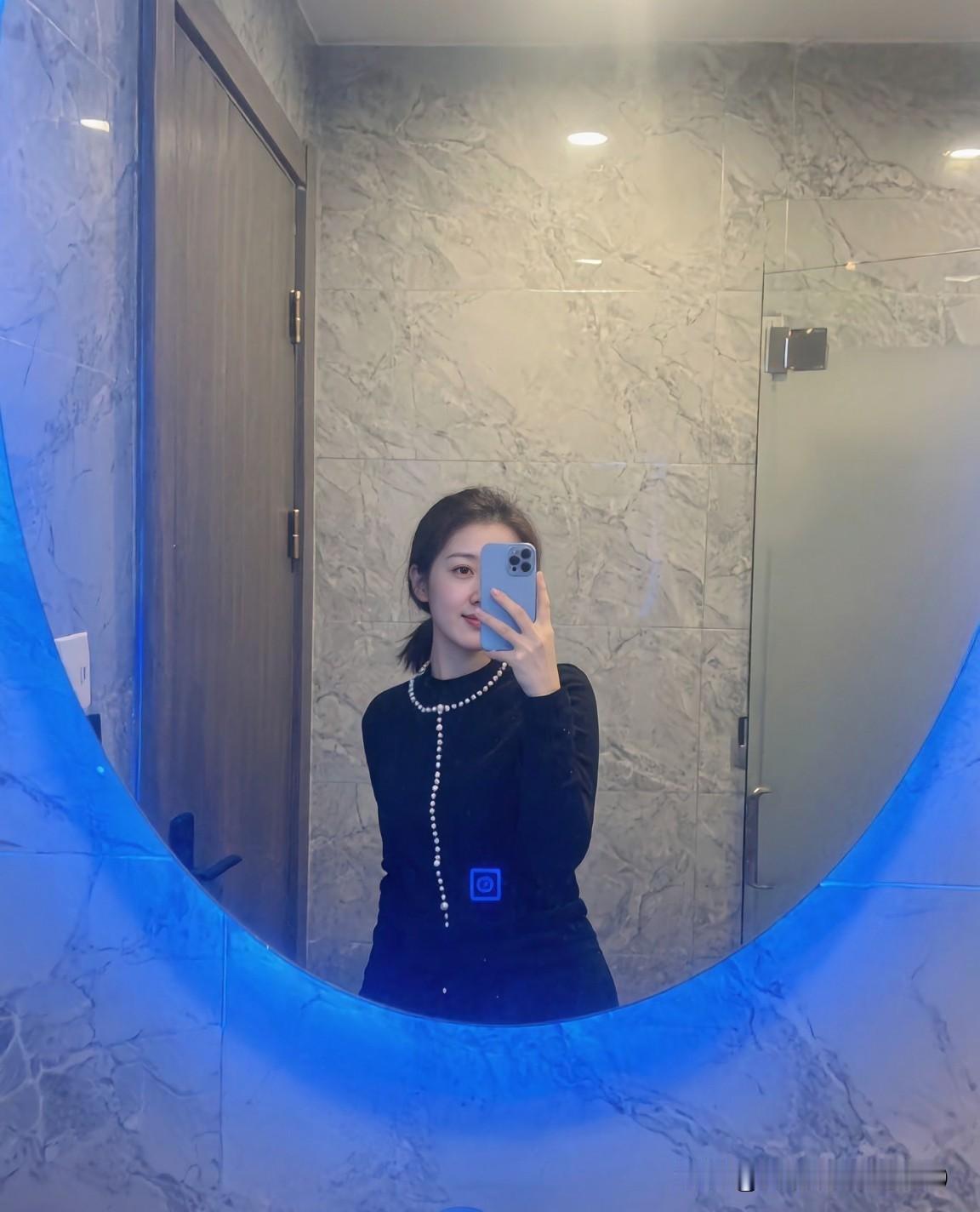 总有那么一个人，陪你走过一段难忘的路，却无法陪你走到最后。他成了别人眼中的