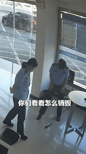 大妈:没得事！别乱说，你炸飞了我也得飞[笑着哭]大妈可是从河边一句提溜过来的！