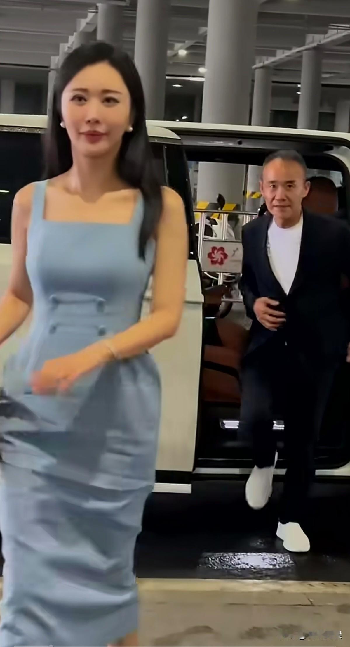 田朴珺先下车，径直向前，旁若无人。从下车的动作来看，王石明显感到被嫌弃了。