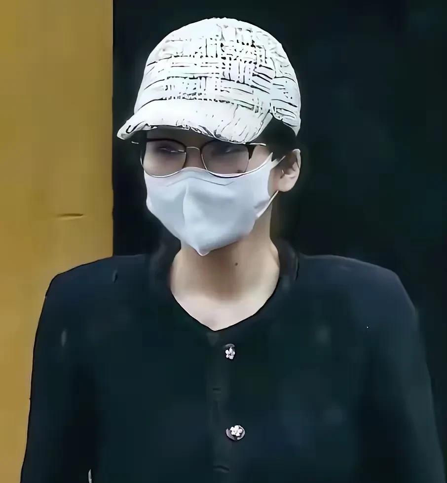 突然间，有点佩服澳洲媒体，竟然把杨兰兰问的惊慌失措，慌忙躲避！“你好路西，我为