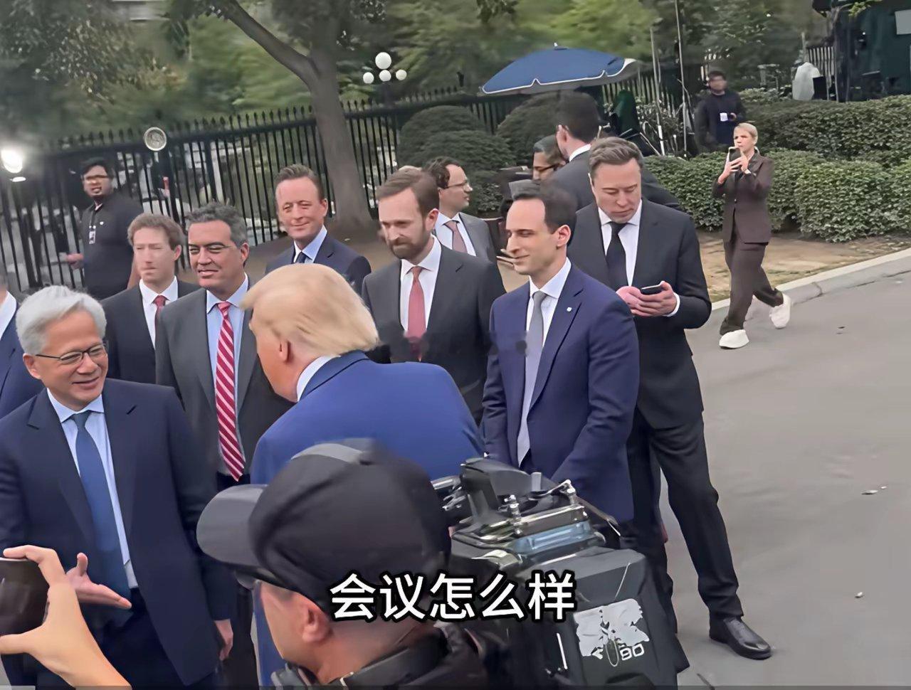 世界首富马斯克见到老大还在看手机别人都在战战兢兢，正襟危坐，他这是在干嘛​​​