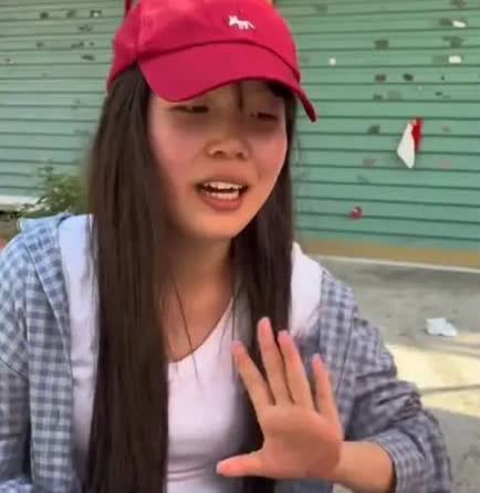 安徽一残疾女孩独自在街上卖菜，一男子见她可怜，便花500元买下所有的菜，只要求去