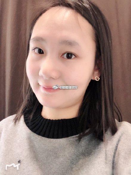 额头过于高，眉毛很淡，本来是企图心和脾气特别大的面相，但是相配这样的眉眼，整个人的性格就温和了不少，