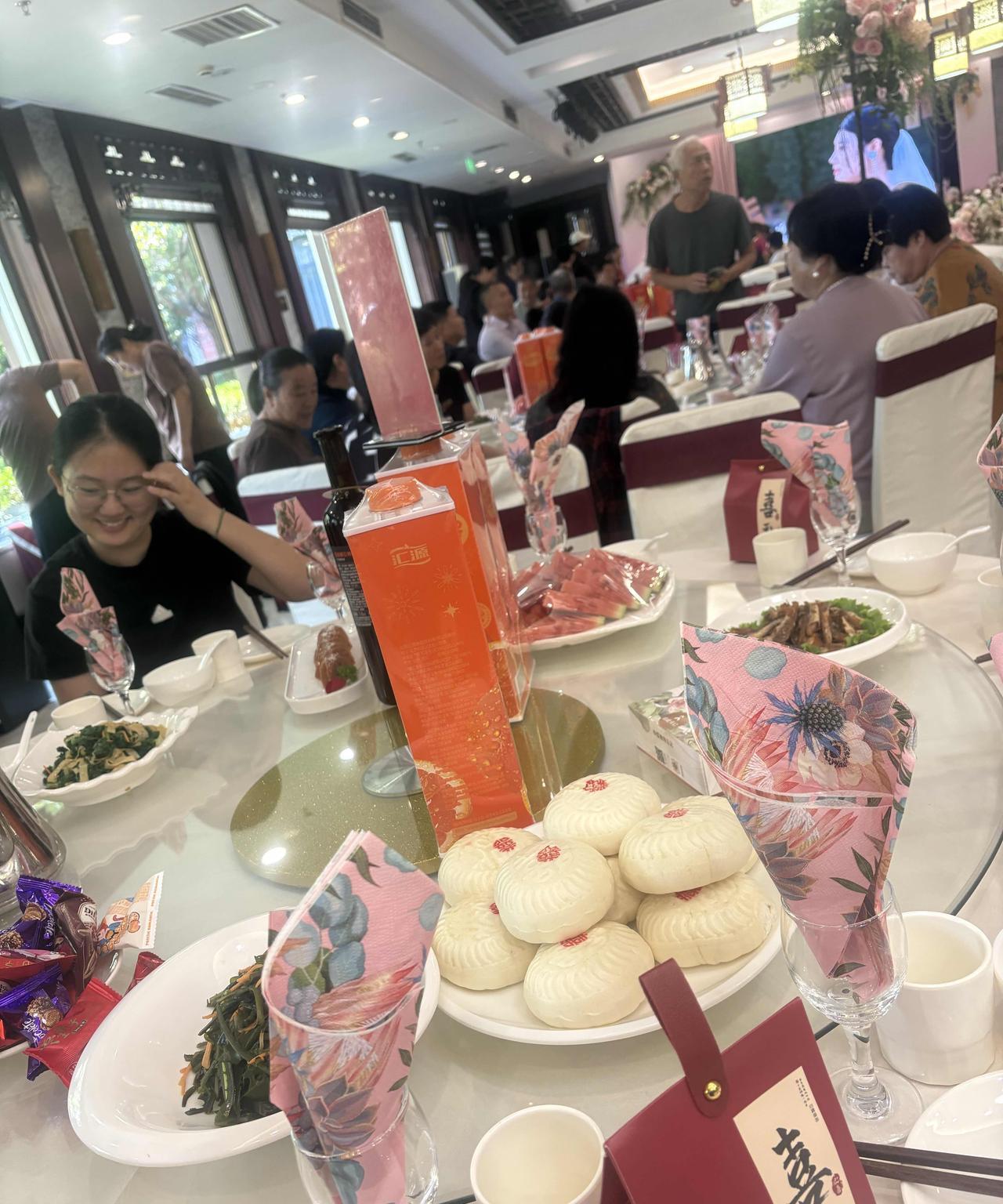 现在的婚礼真是越来越简单了，年轻人都想开了，没有必要把钱浪费在婚宴上。今天是表