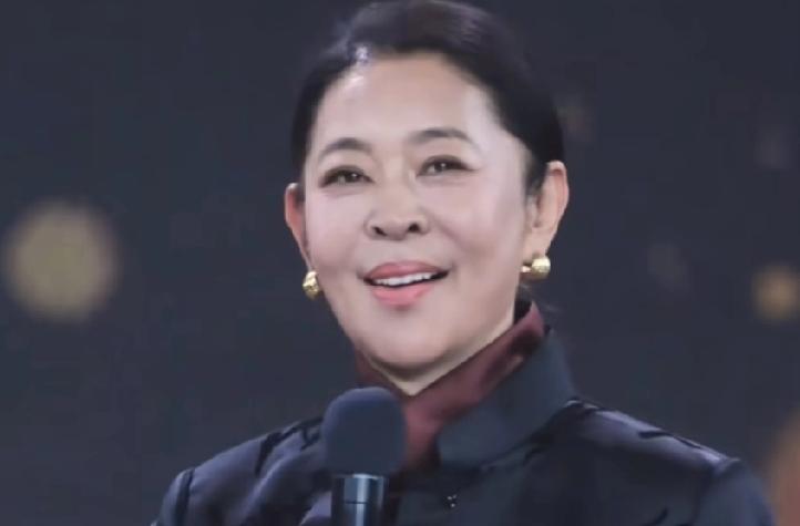 倪萍妥协了！因在《浪姐》里不顾赛制，让导演组为其中的一位学员更改比赛规则引起