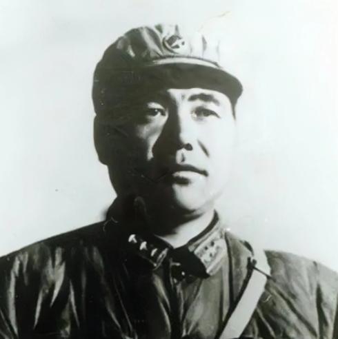 1967年，深夜，战斗英雄郭兴福，含泪掐死两子一女，随后与妻子一起割腕，结果没有