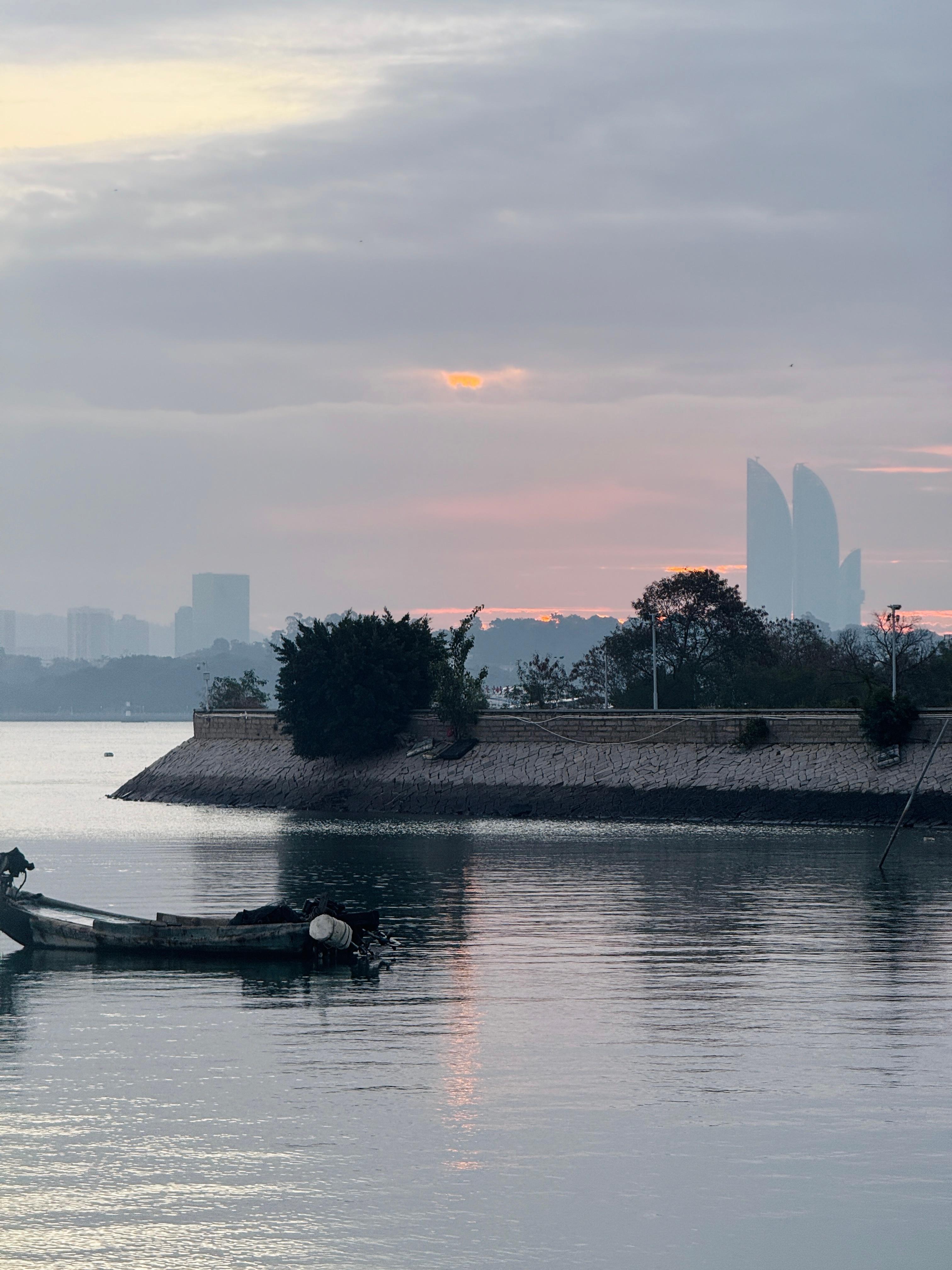 跑步即刻开跑630早.这么好的天气真是绝了，半马✅，好在大道上都是熟悉的人，有