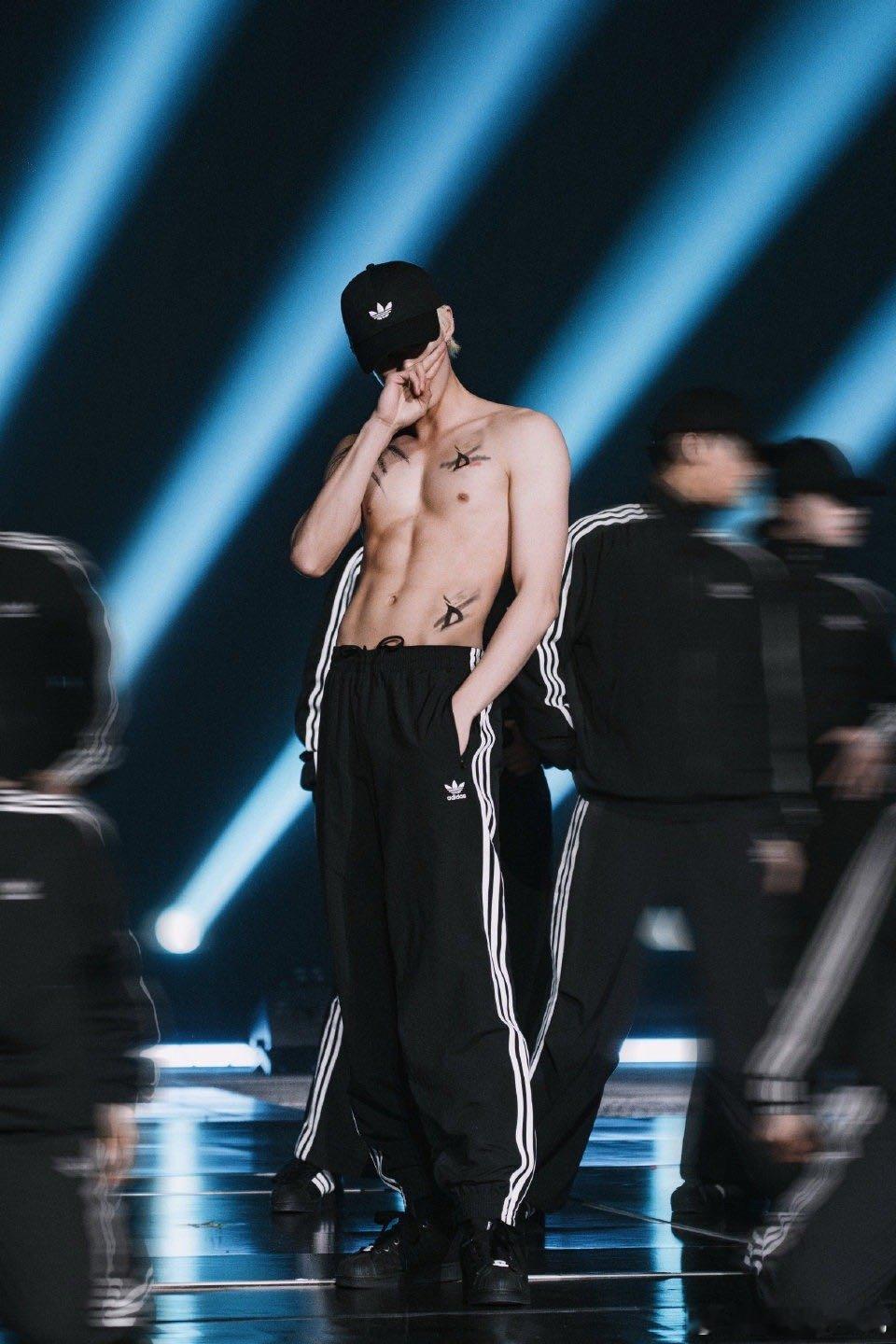 王鹤棣演唱会脱衣服什么叫舞台统治力？当汗水划过他清晰的腹肌线条，每个动作都充满