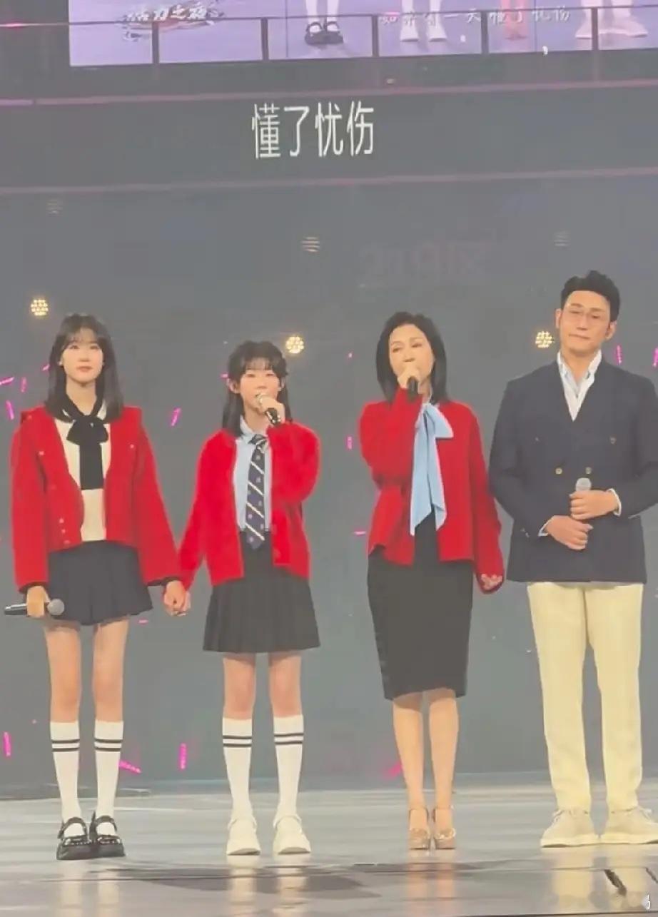 陆毅鲍蕾一家四口都是“腿精”啊，大长腿一代更比一代长。12月18日晚，陆毅一家四