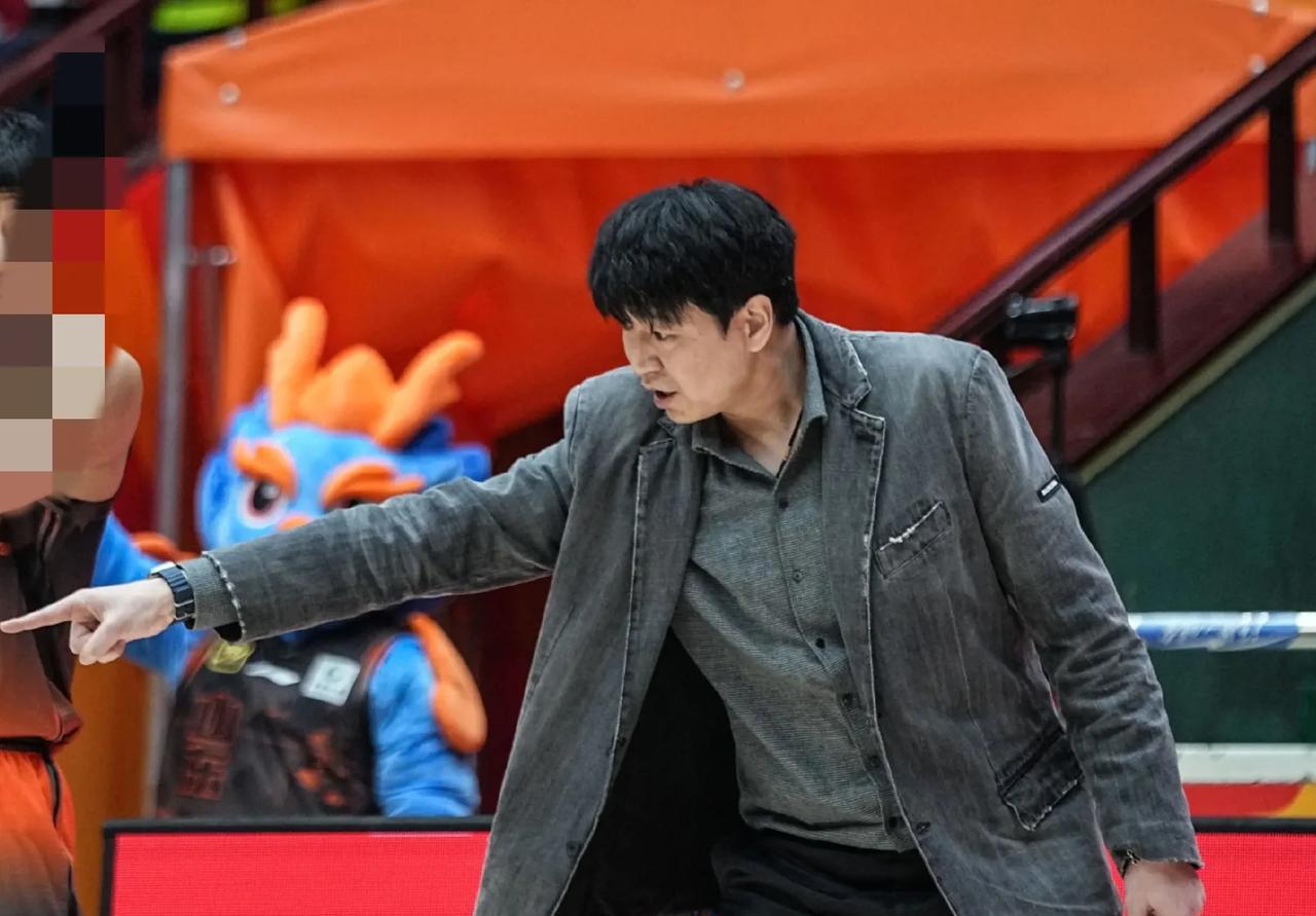 邱彪来山东高速篮球俱乐部这两年，放走的山东男篮老队员（不含外援）有贾诚、焦海龙、