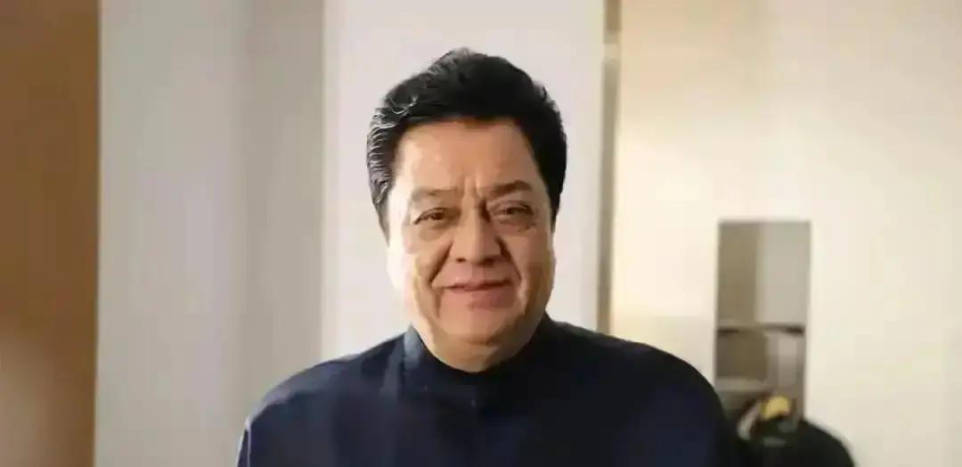 你卧室的灯暗了，江湖的规矩却亮了。李金斗当年没劝那场架。侯耀文和杨蕾闹离婚