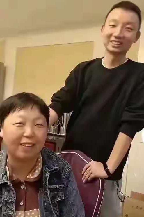姚策第一次看到亲姐姐，一点没有嫌弃她，笑容满面和姐姐合影，私底下跟姐姐闲聊，逗姐